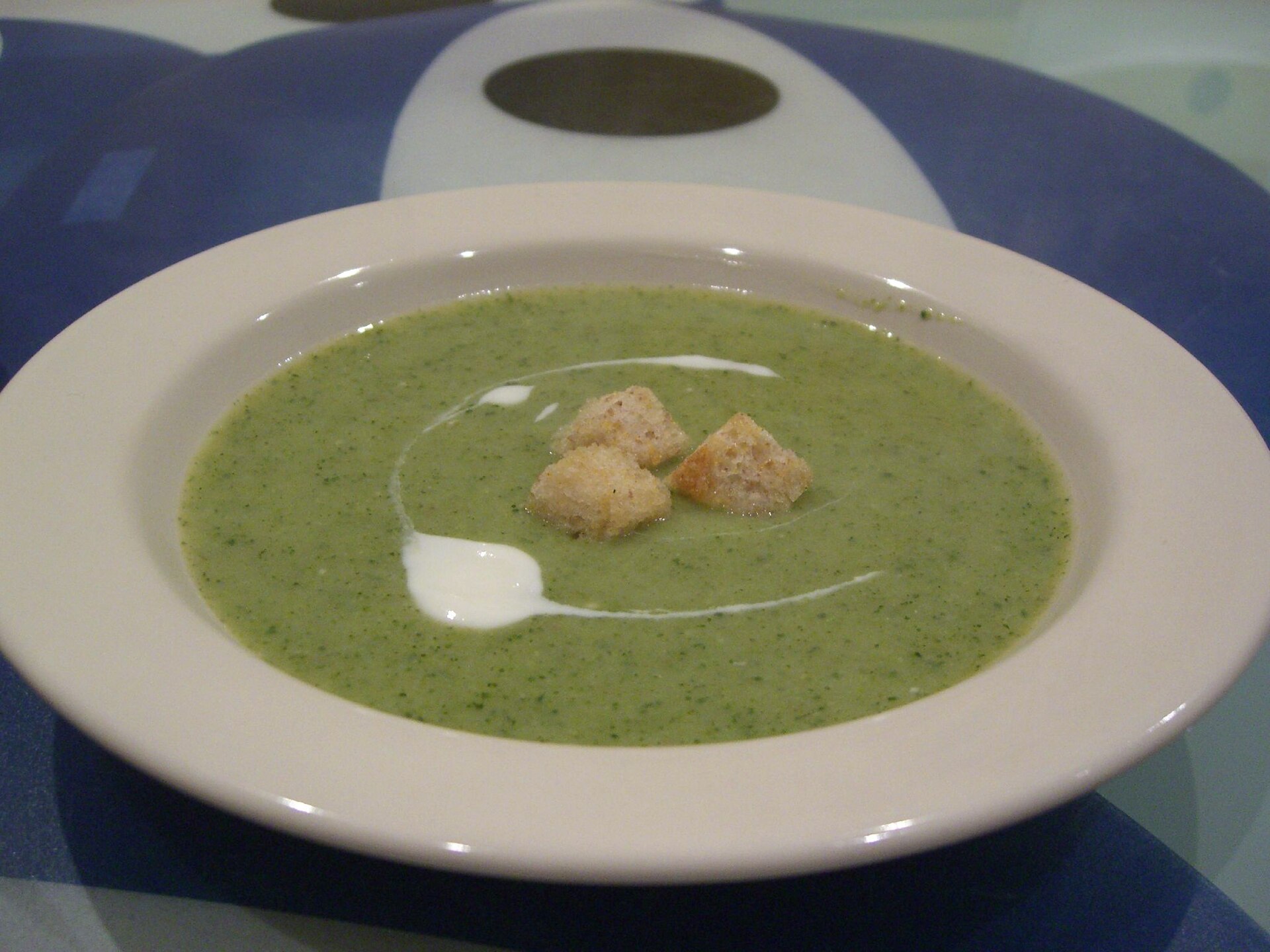 BROCCOLISUPPE, cremet med paprikaolie og babyspirer