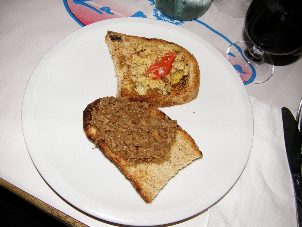 BRUSCHETTA med spinat, gedeost og rosmarin