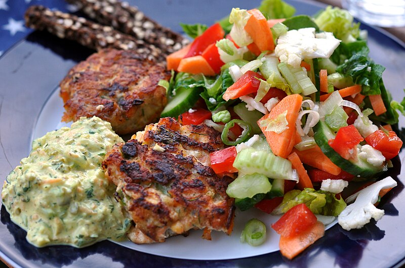 FISKEDELLER med kapers, rødbede, peberrod og hakket æg