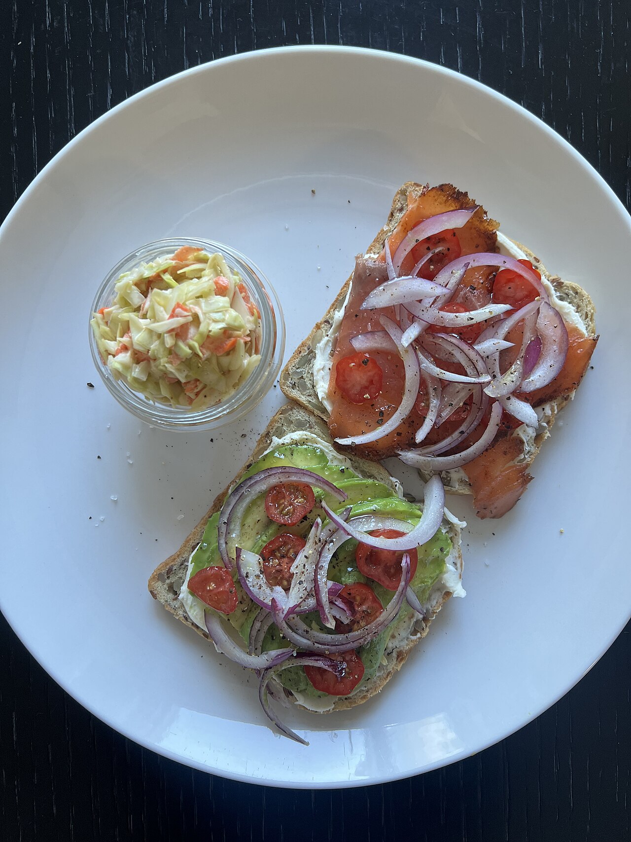 LAKS, Røget med estragon, tomat og avocadocreme