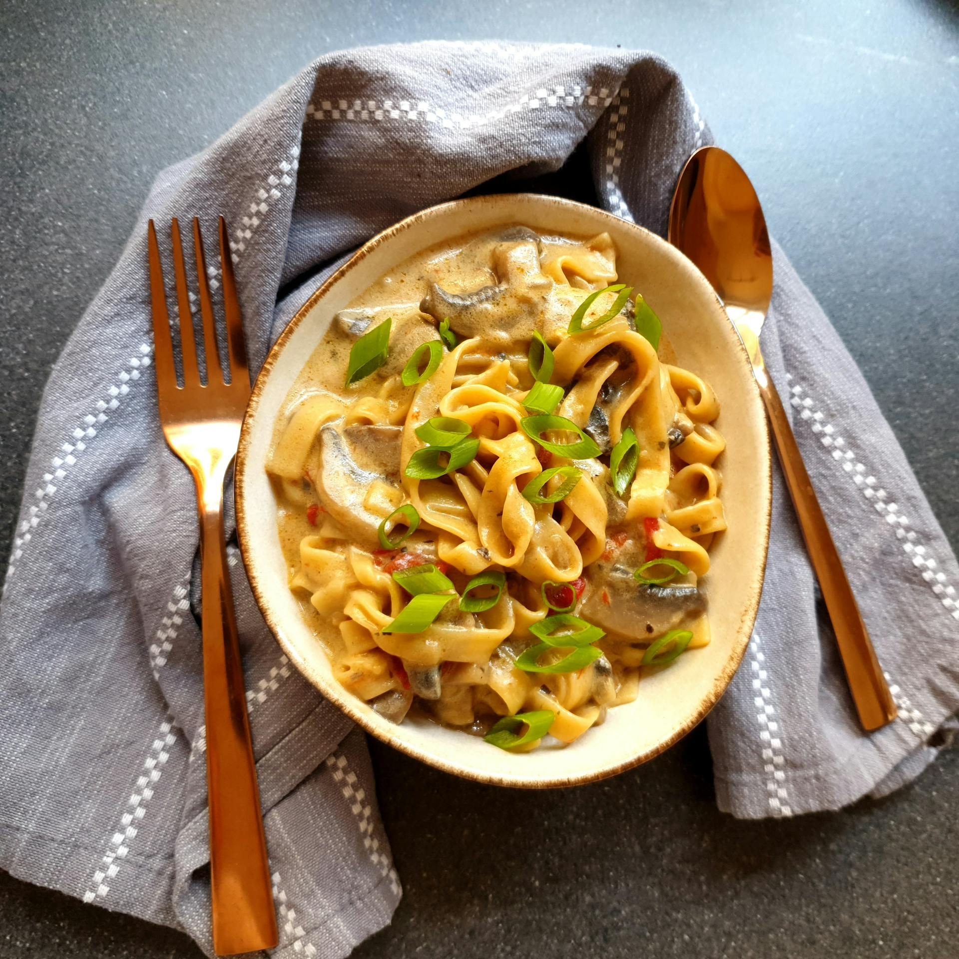Pasta med pancetta, hvidløg, citron og oliven