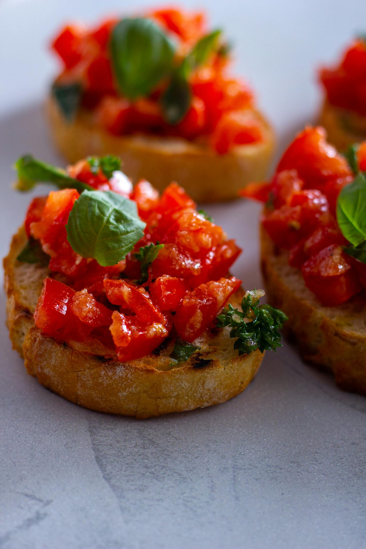 Bruschetta med hjertesalat, sellericreme og lufttørret skinke
