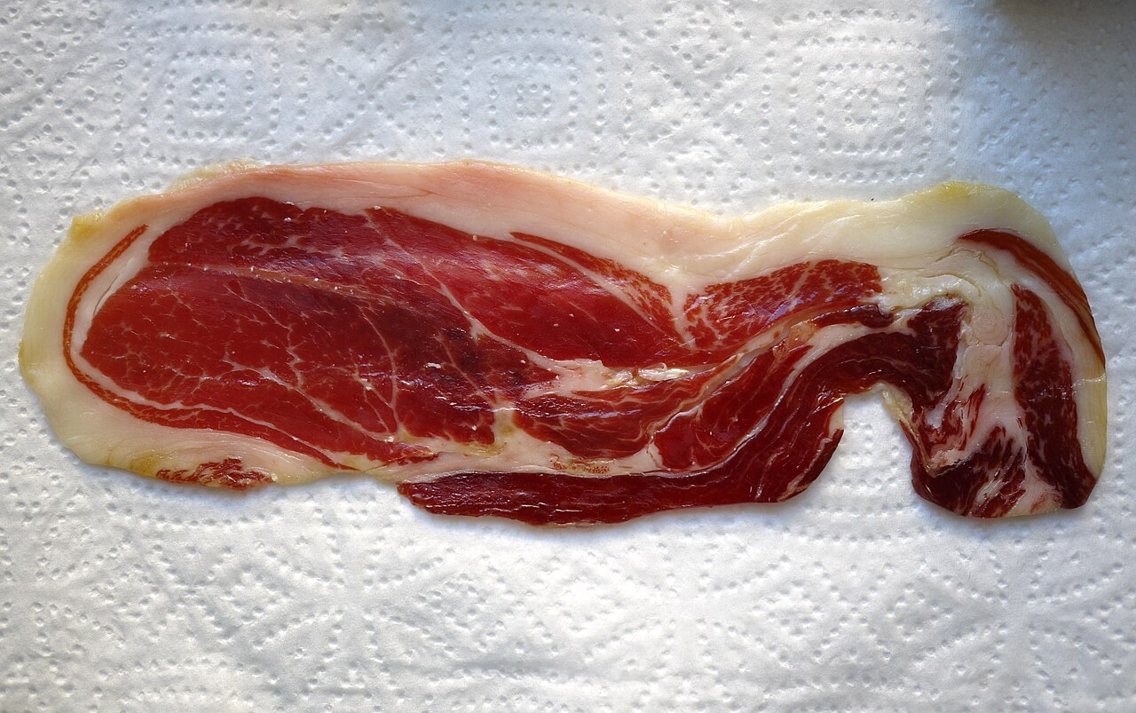 Lomo ibérico med røræg, peberfrugt og tomat