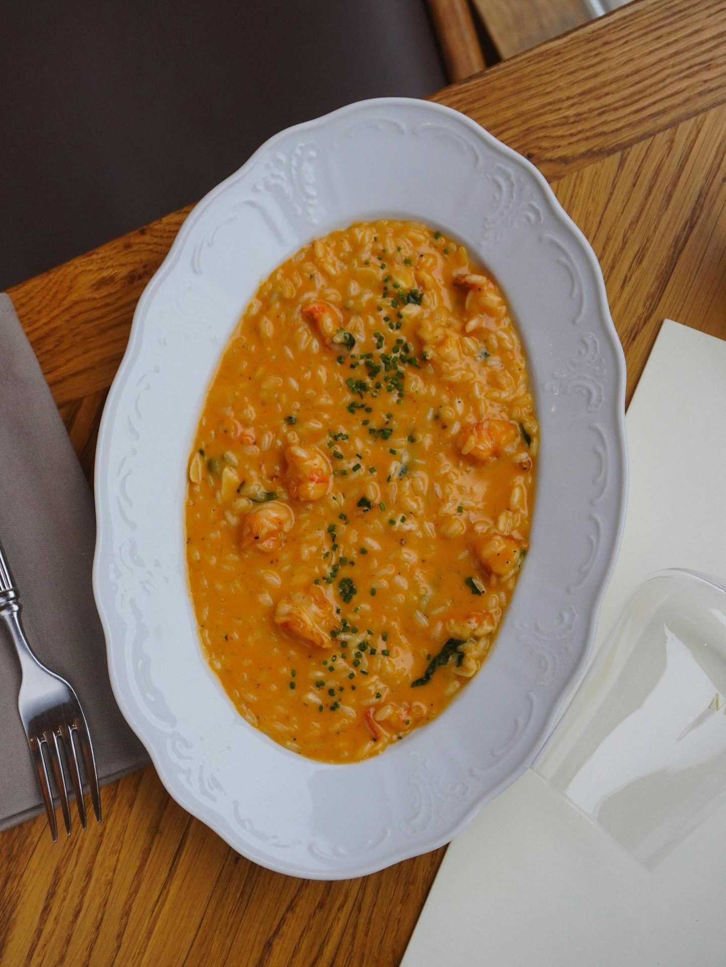 Risotto af lime, kokos og koriander med kammusling og jomfruhummer